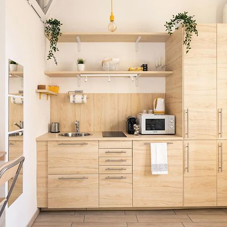A Yellow Touch - Modern Studio In Isola Milano Экстерьер фото