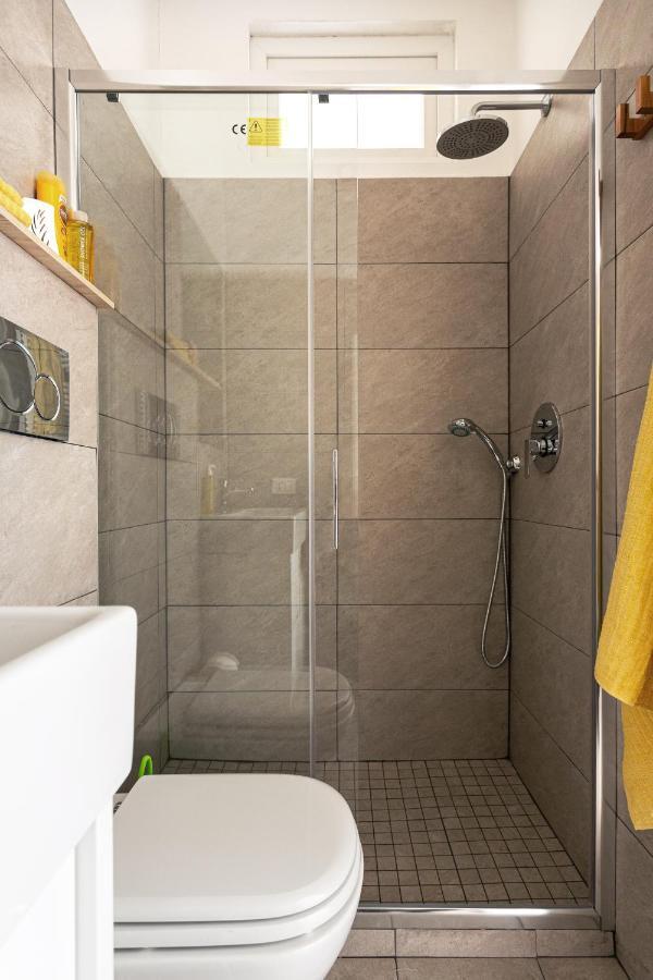 A Yellow Touch - Modern Studio In Isola Milano Экстерьер фото