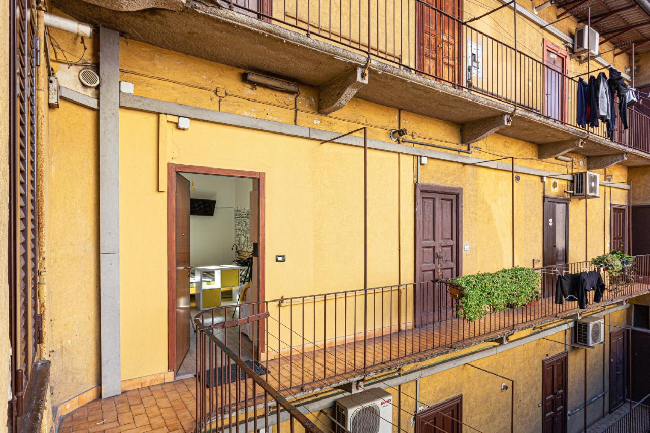 A Yellow Touch - Modern Studio In Isola Milano Экстерьер фото