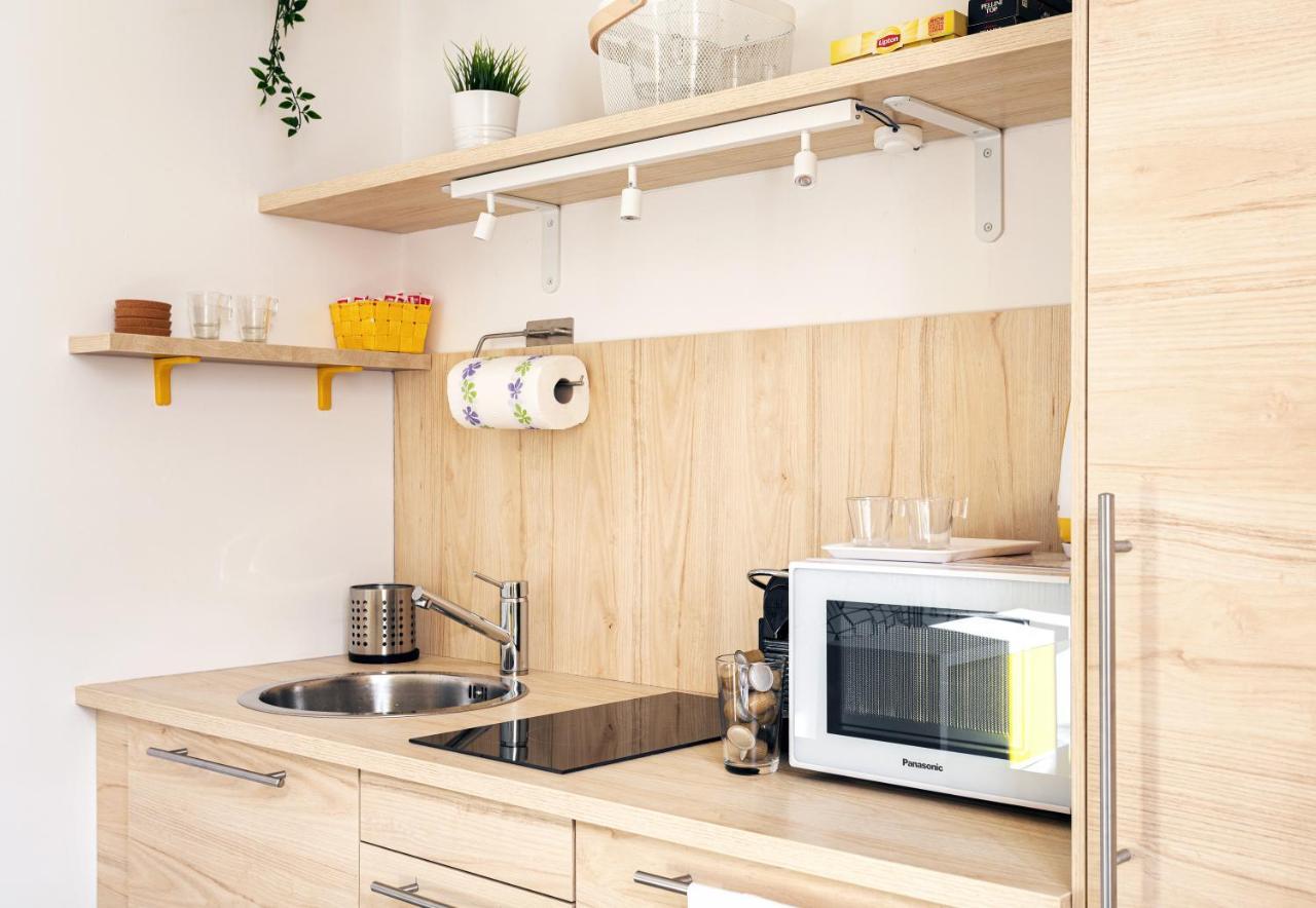 A Yellow Touch - Modern Studio In Isola Milano Экстерьер фото