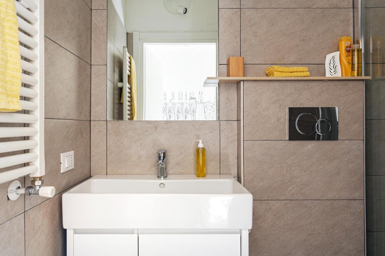 A Yellow Touch - Modern Studio In Isola Milano Экстерьер фото