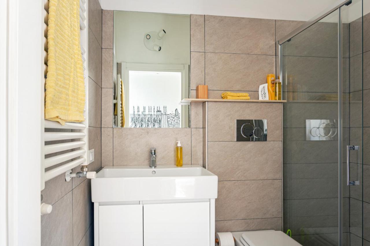 A Yellow Touch - Modern Studio In Isola Milano Экстерьер фото
