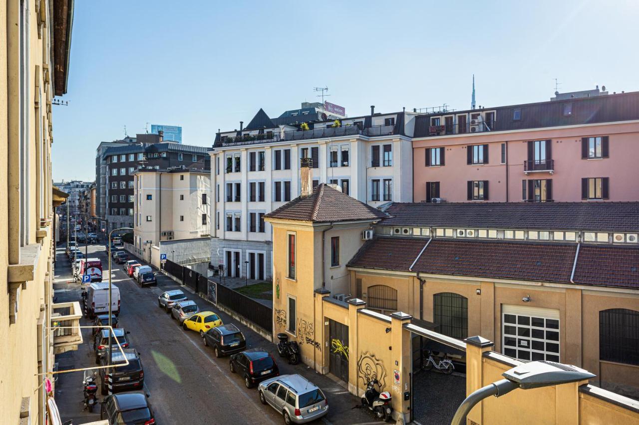A Yellow Touch - Modern Studio In Isola Milano Экстерьер фото