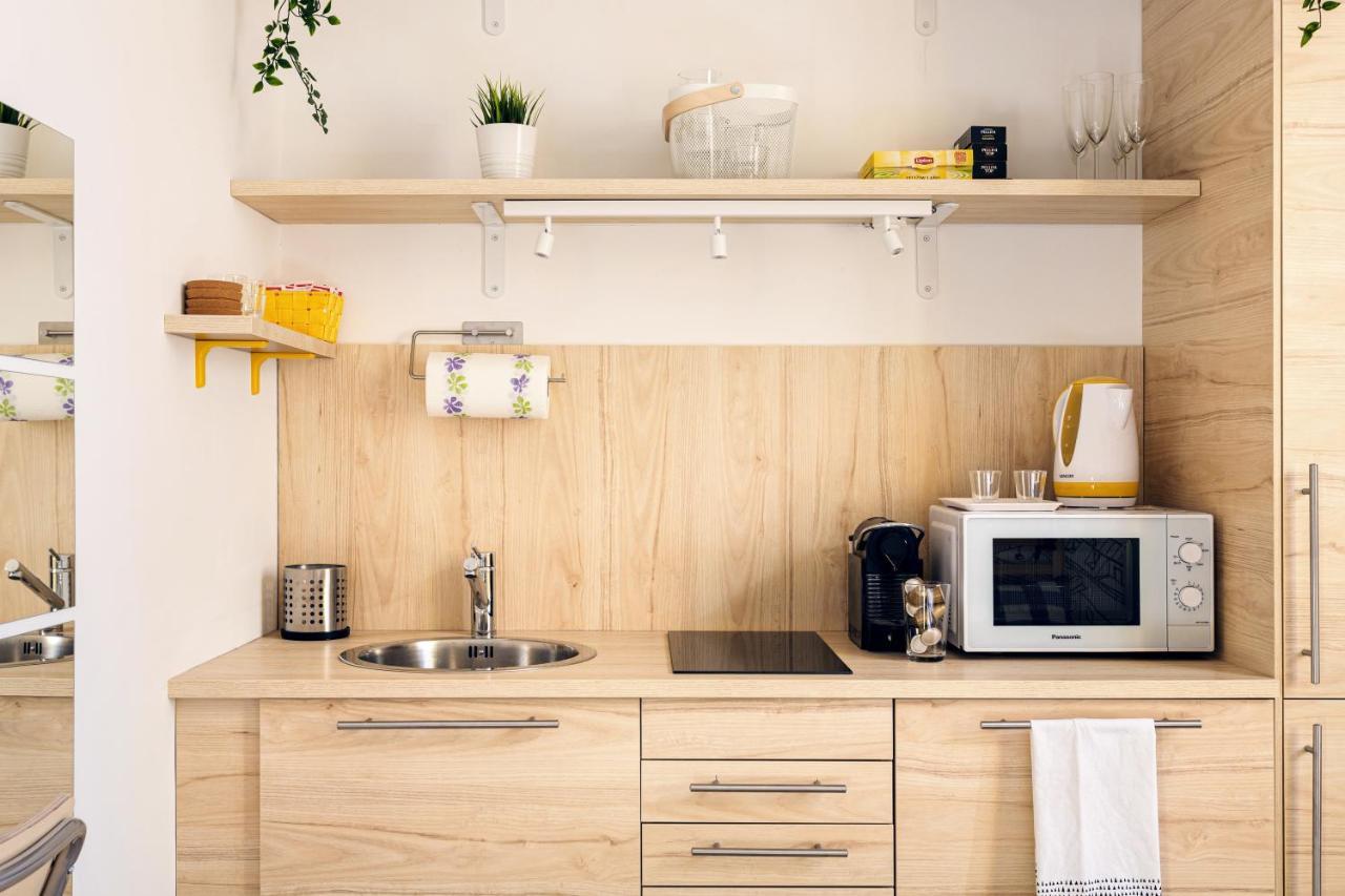 A Yellow Touch - Modern Studio In Isola Milano Экстерьер фото